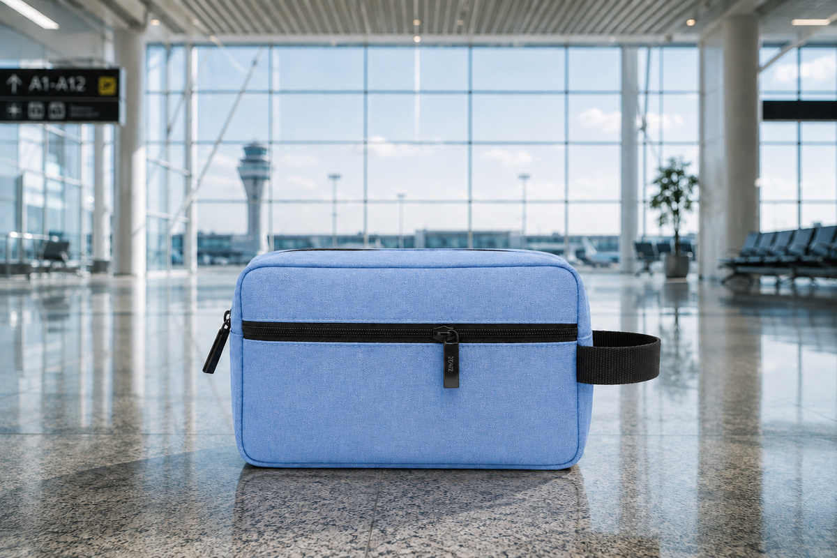 Azul · Neceser de viaje ZAIROA en azul en la terminal del aeropuerto