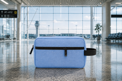 Azul · Neceser de viaje ZAIROA en azul en la terminal del aeropuerto