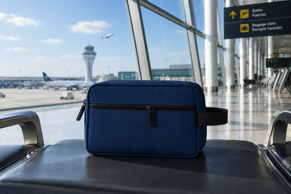 Azul oscuro · Neceser de viaje ZAIROA en azul oscuro en la terminal del aeropuerto
